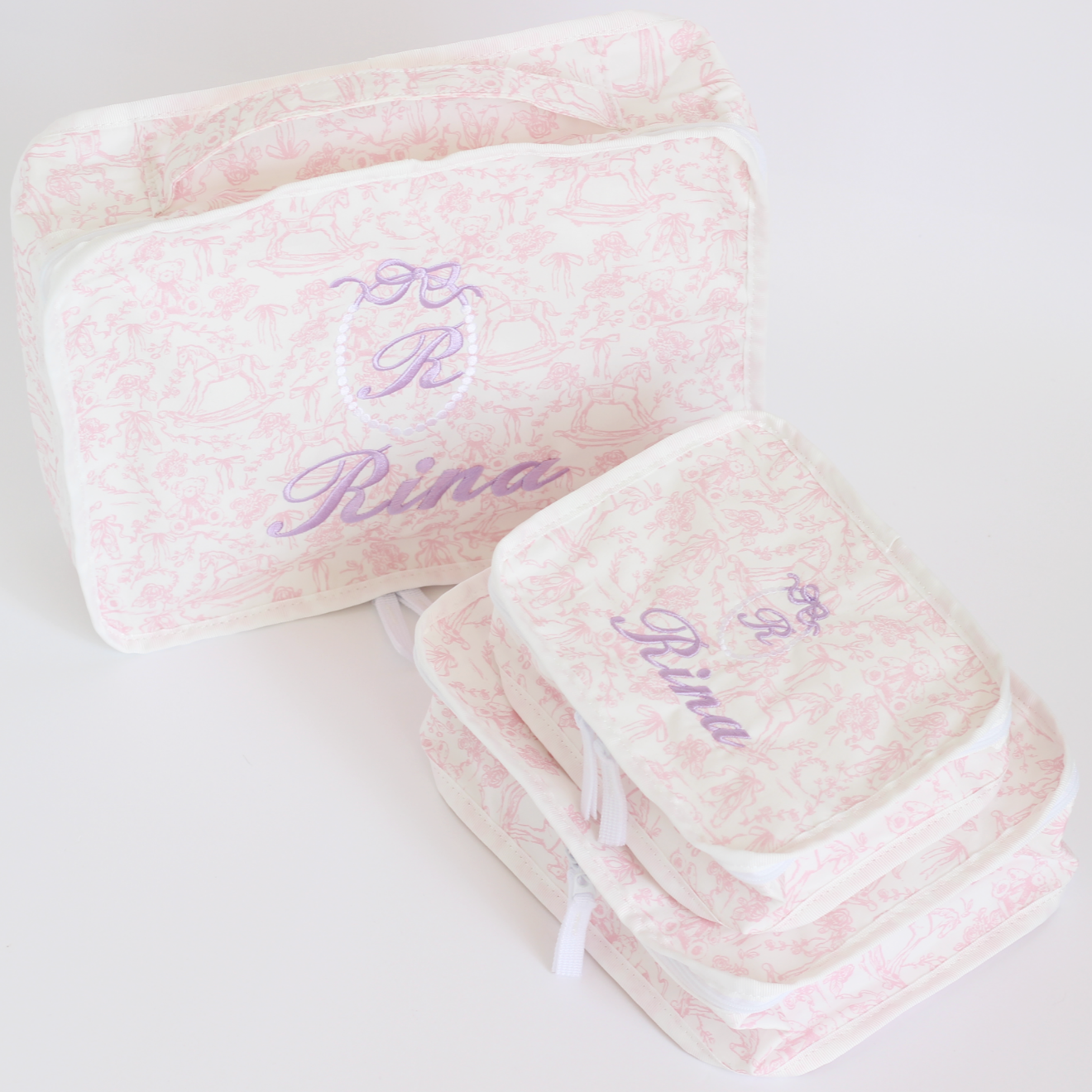 【選べるモチーフ+名入れ刺繍】トワルドジュイ柄スタッキングポーチ３点セット　パウダーピンク