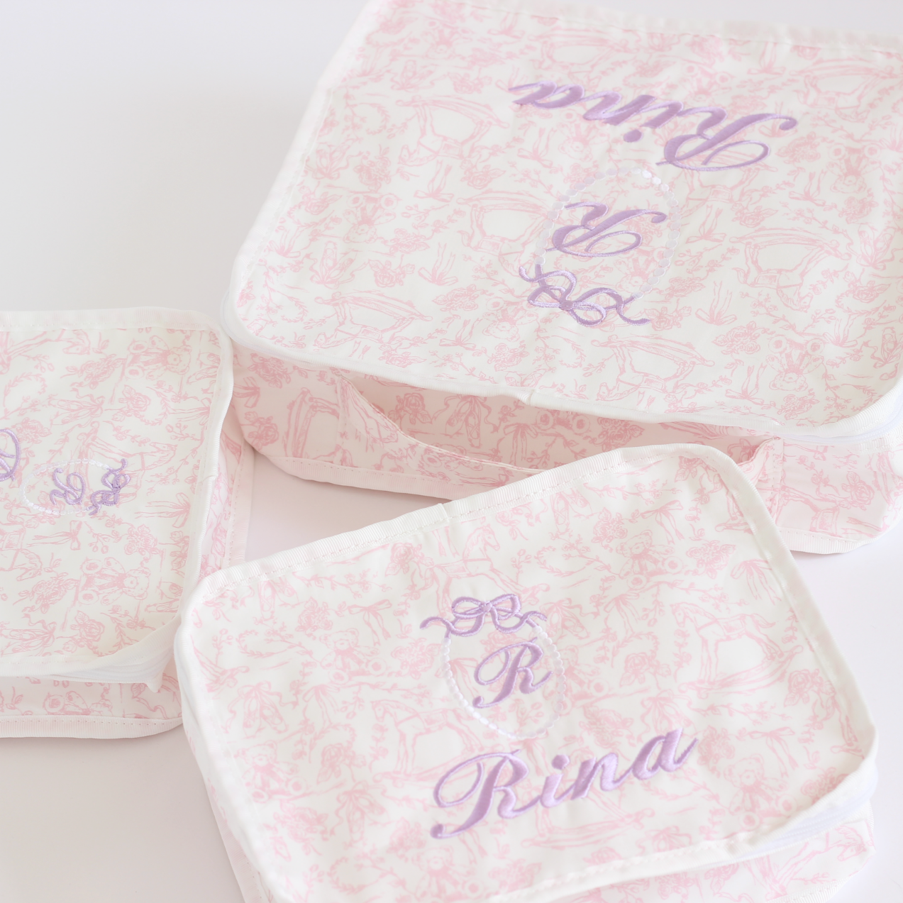 【選べるモチーフ+名入れ刺繍】トワルドジュイ柄スタッキングポーチ３点セット　パウダーピンク