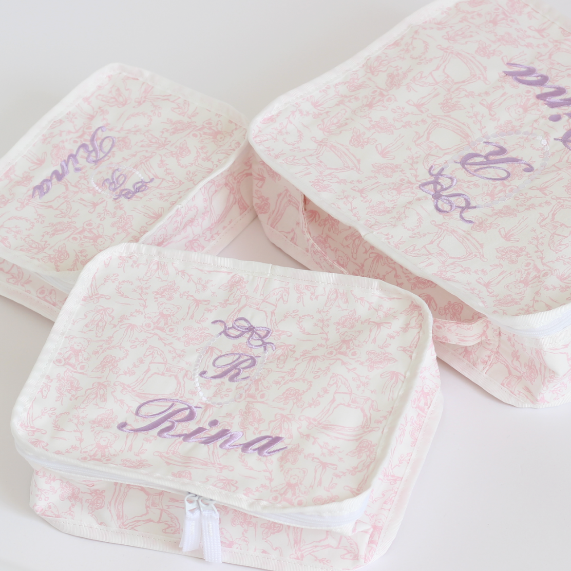【選べるモチーフ+名入れ刺繍】トワルドジュイ柄スタッキングポーチ３点セット　パウダーピンク