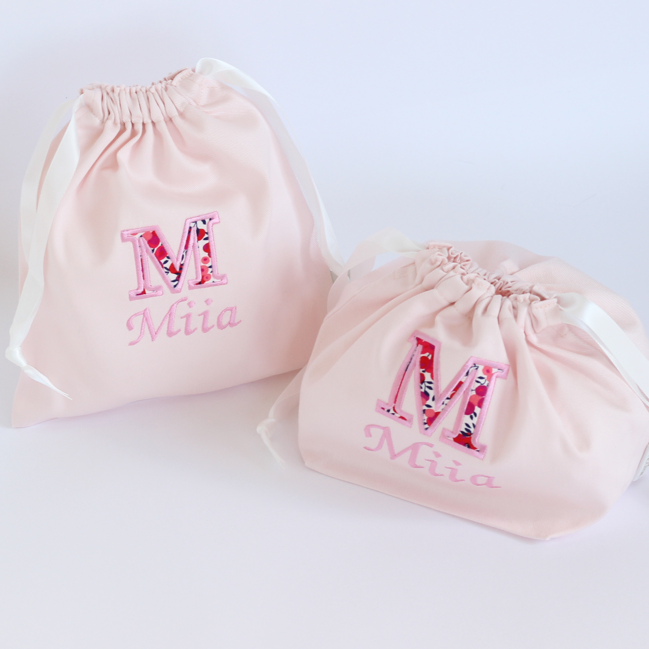 【リバティファブリックのアップリケ+名入れ刺繍】巾着袋Sマチなし（4色）