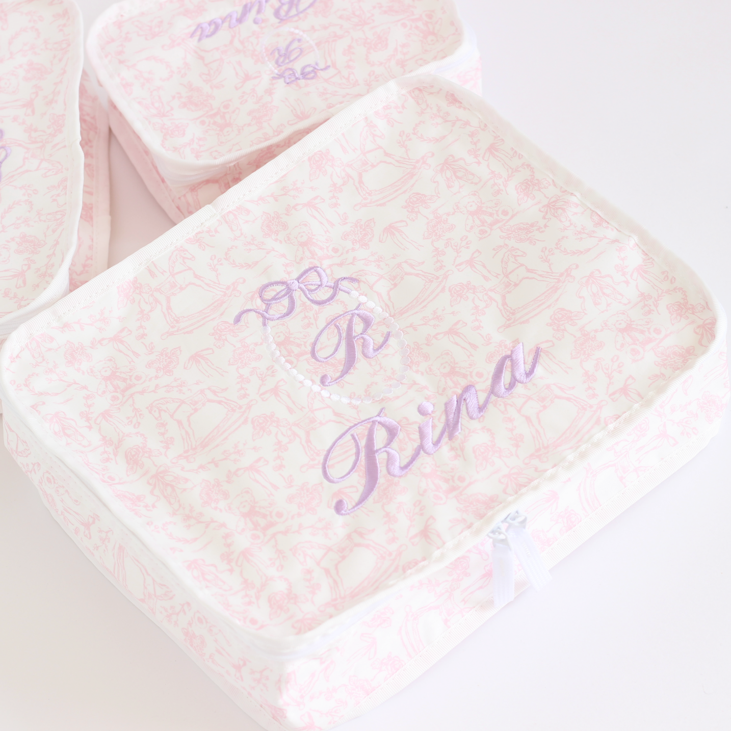 【選べるモチーフ+名入れ刺繍】トワルドジュイ柄スタッキングポーチ３点セット　パウダーピンク