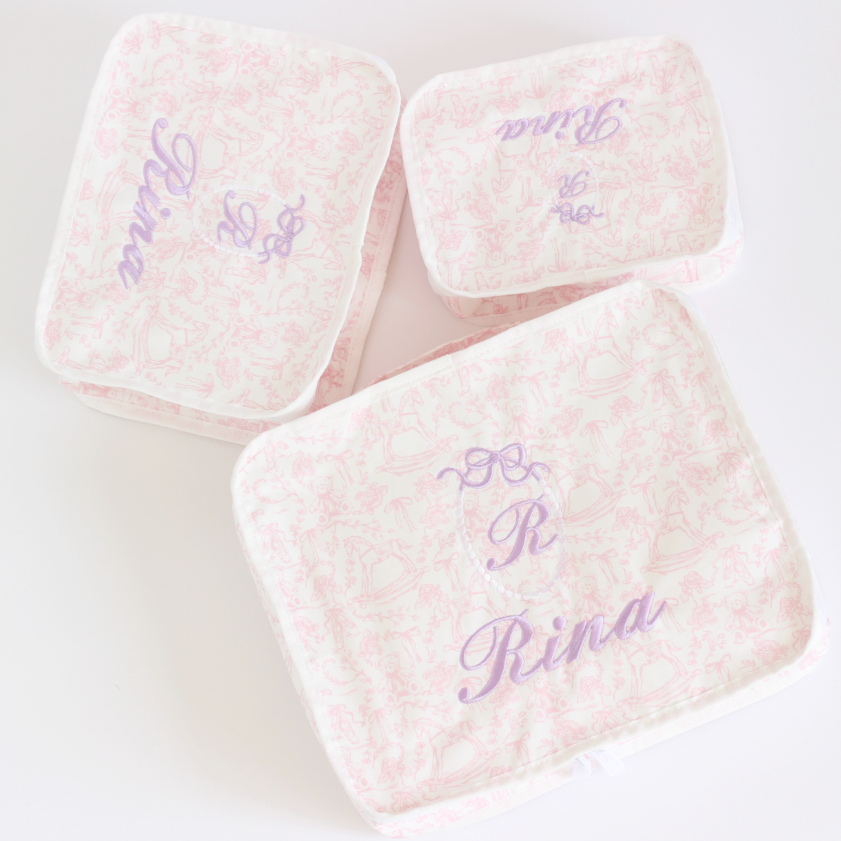 【選べるモチーフ+名入れ刺繍】トワルドジュイ柄スタッキングポーチ３点セット　パウダーピンク