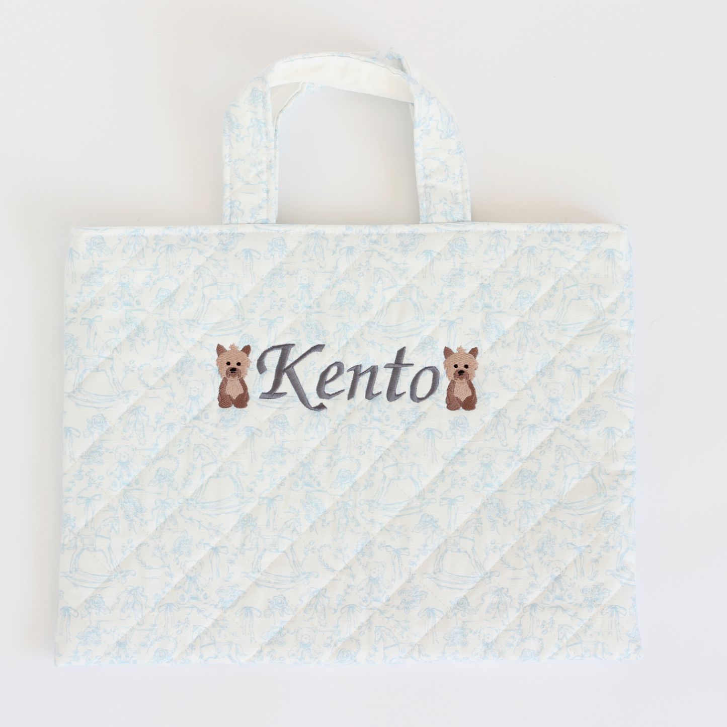 【選べるモチーフ+名入れ刺繍】トワルドジュイ柄レッスンバッグ（絵本袋）パウダーブルー
