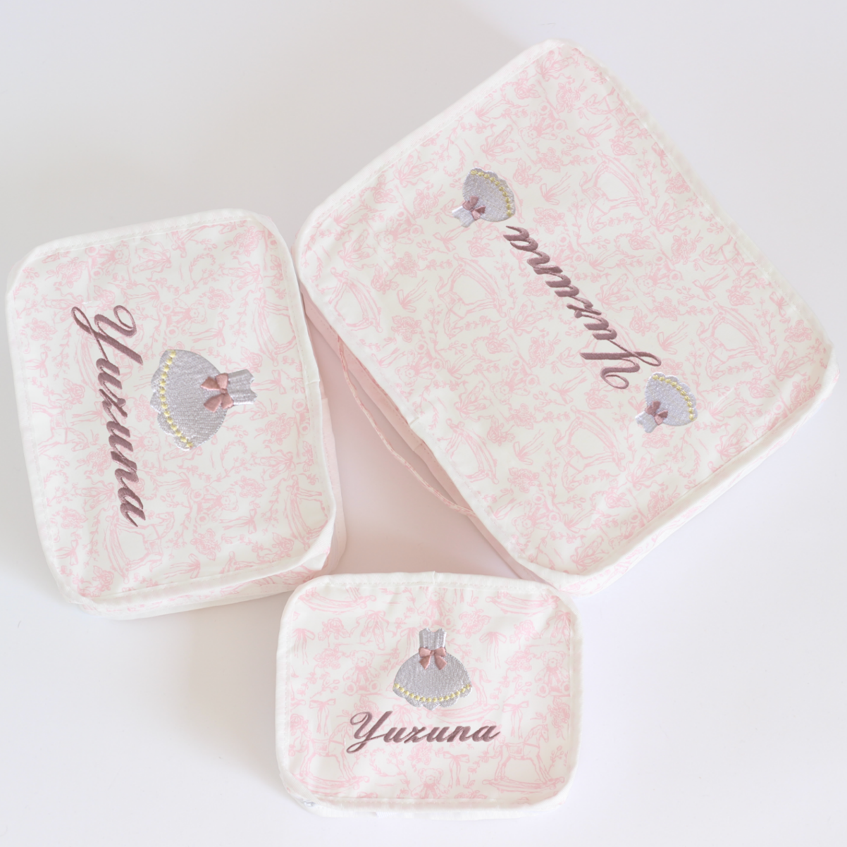 【選べるモチーフ+名入れ刺繍】トワルドジュイ柄スタッキングポーチ３点セット　パウダーピンク