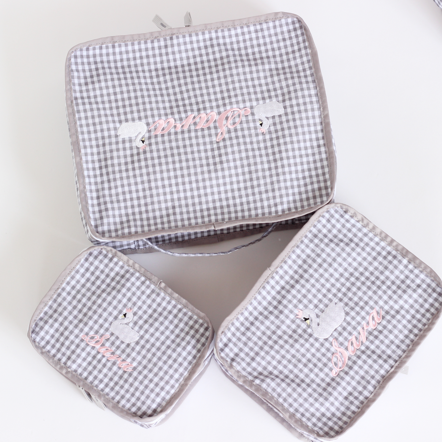 【選べるモチーフ+名入れ刺繍】グレーチェックスタッキングポーチ３点セット