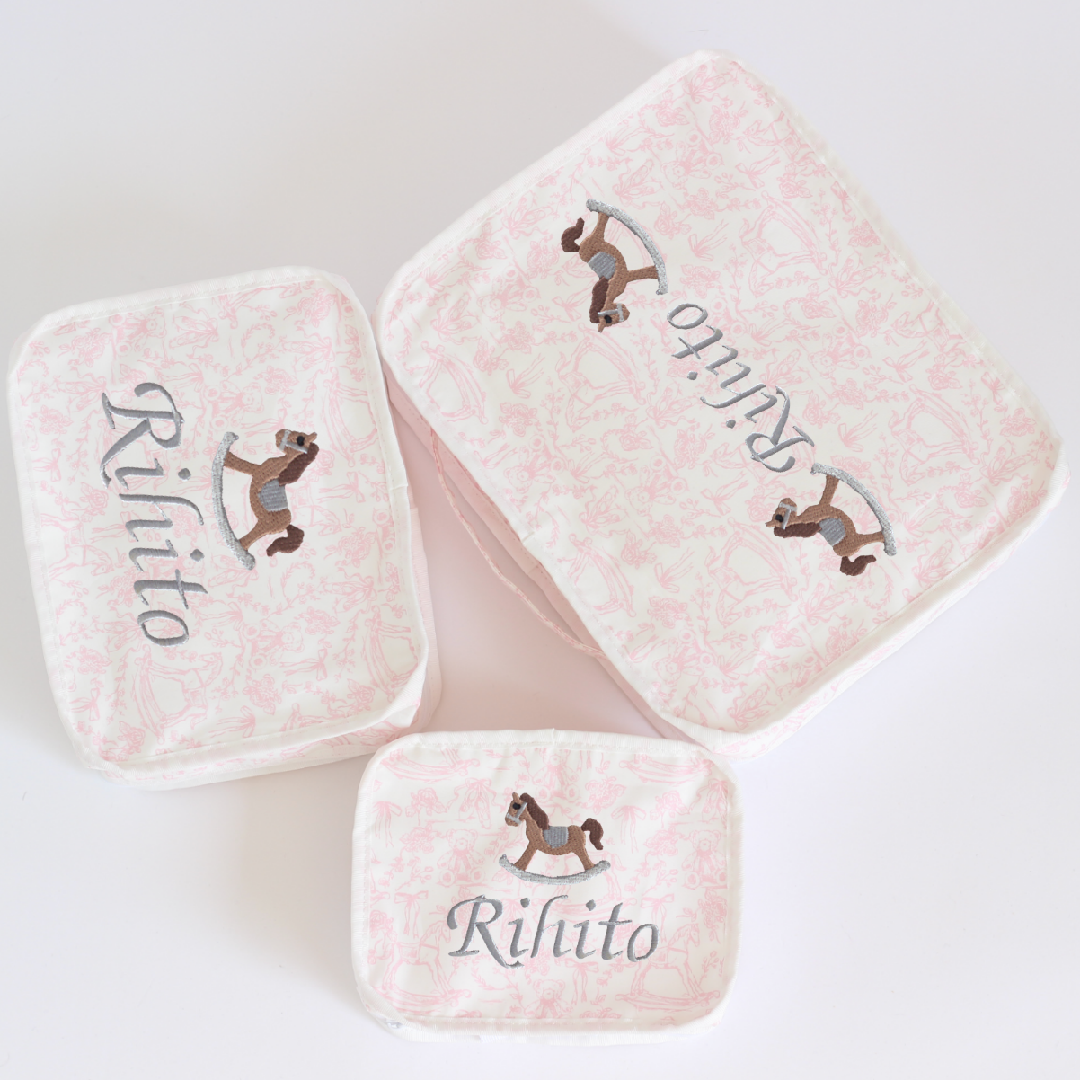 【選べるモチーフ+名入れ刺繍】トワルドジュイ柄スタッキングポーチ３点セット　パウダーピンク