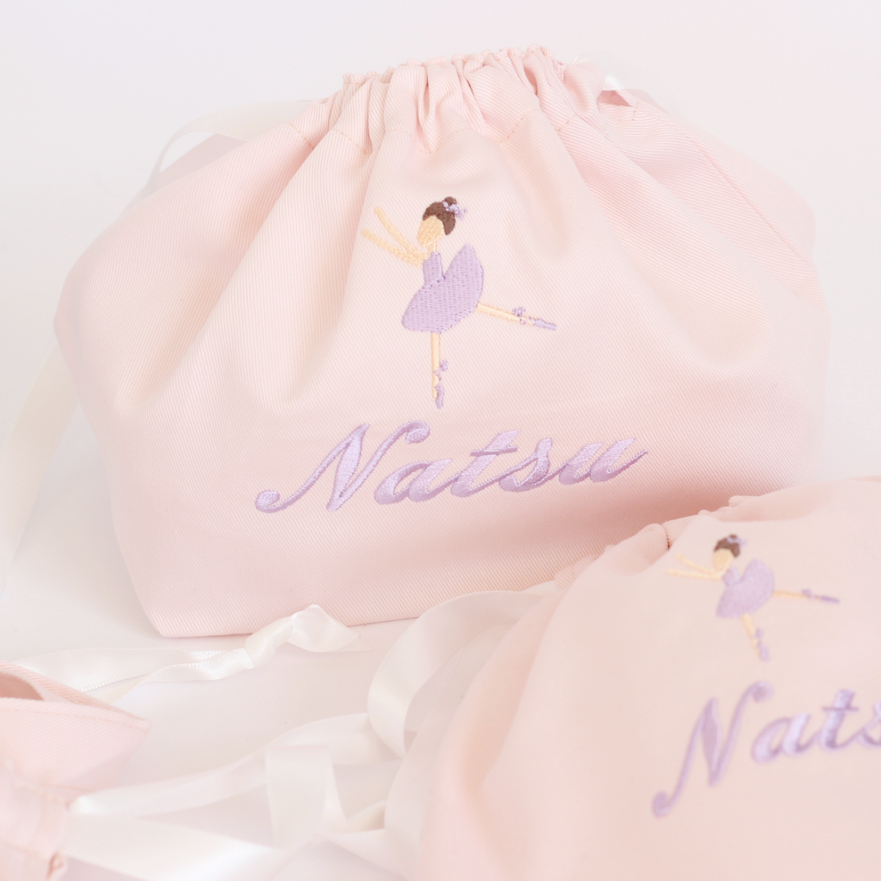 【踊るバレリーナちゃん+名入れ刺繍】巾着袋Mマチ付きドローストリングバッグ（4色）