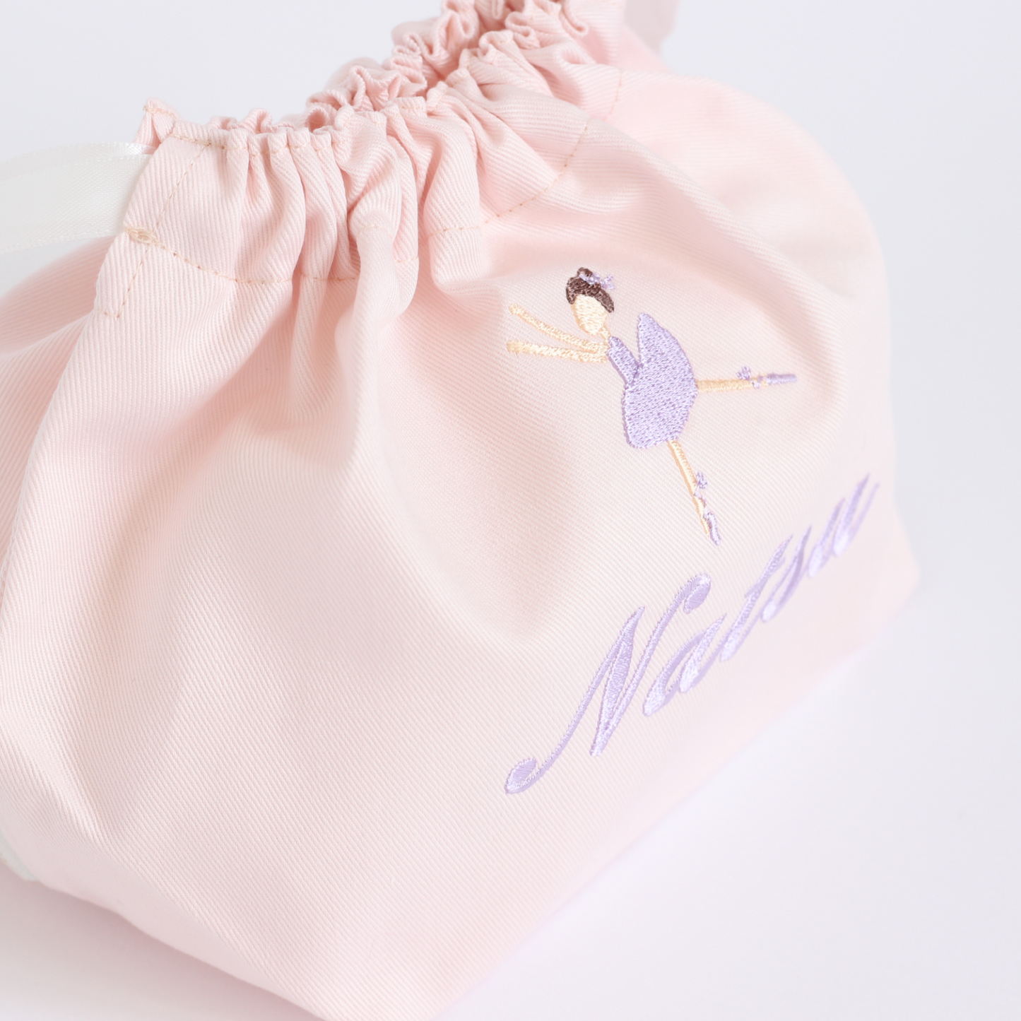 【踊るバレリーナちゃん+名入れ刺繍】巾着袋Mマチ付きドローストリングバッグ（4色）