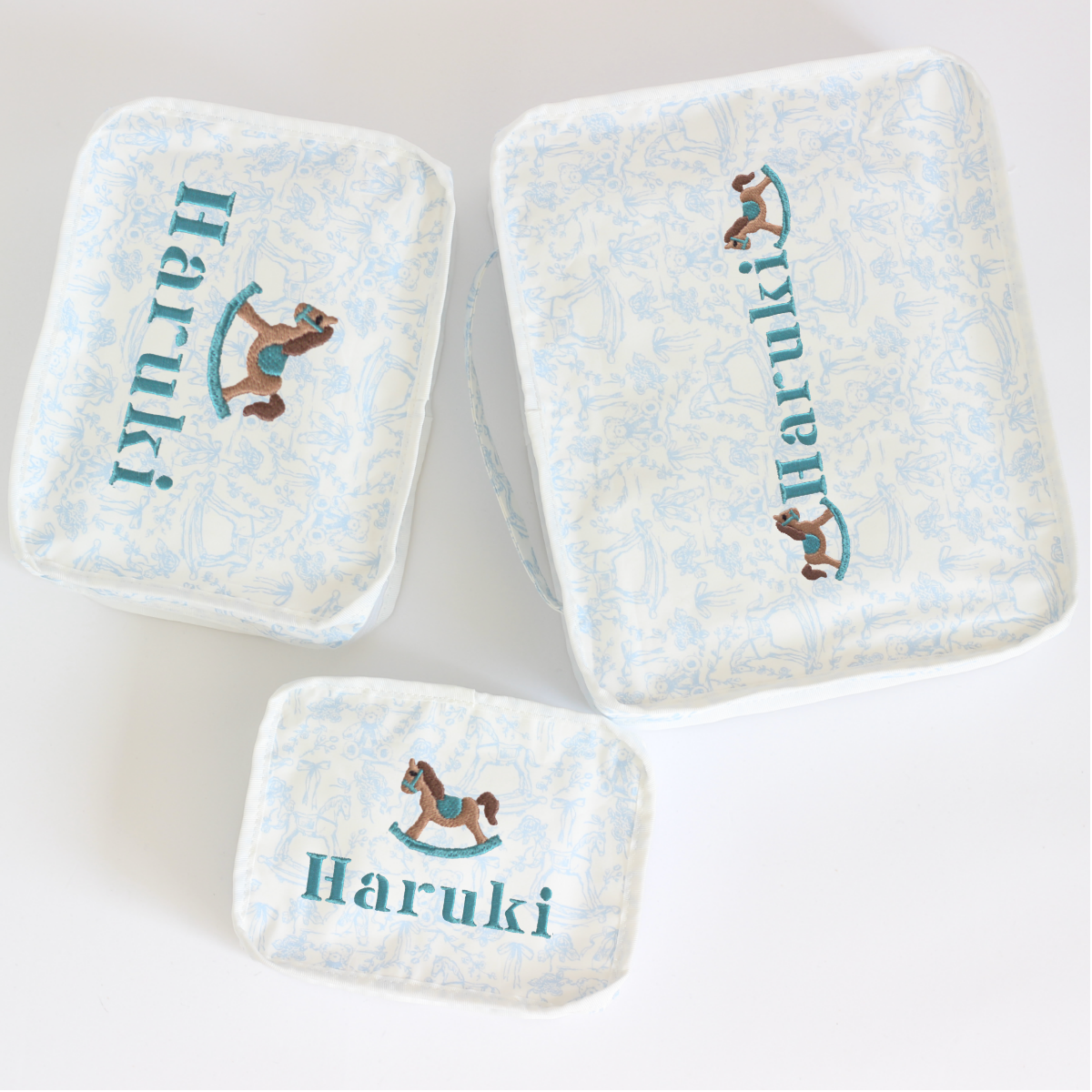 【選べるモチーフ+名入れ刺繍】トワルドジュイ柄スタッキングポーチ３点セット　パウダーブルー