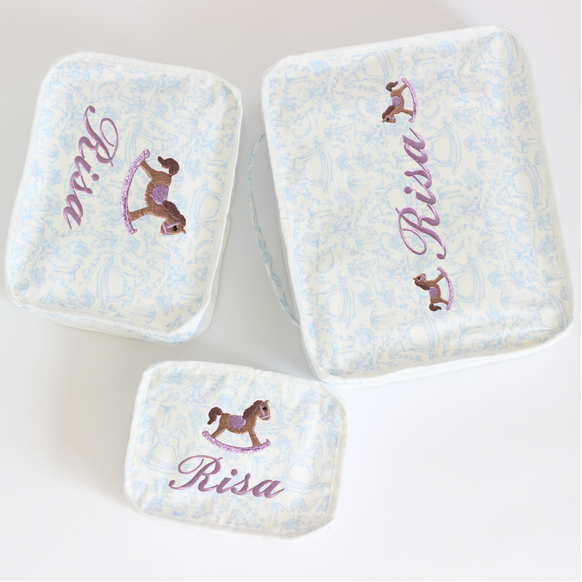 【選べるモチーフ+名入れ刺繍】トワルドジュイ柄スタッキングポーチ３点セット　パウダーブルー