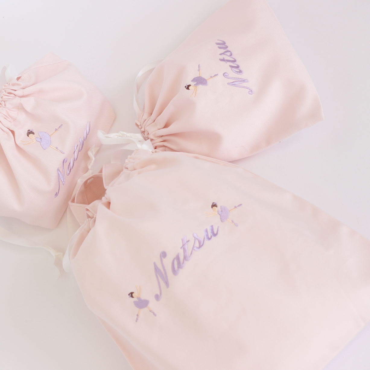 【踊るバレリーナちゃん+名入れ刺繍】巾着袋3種類セット（4色）