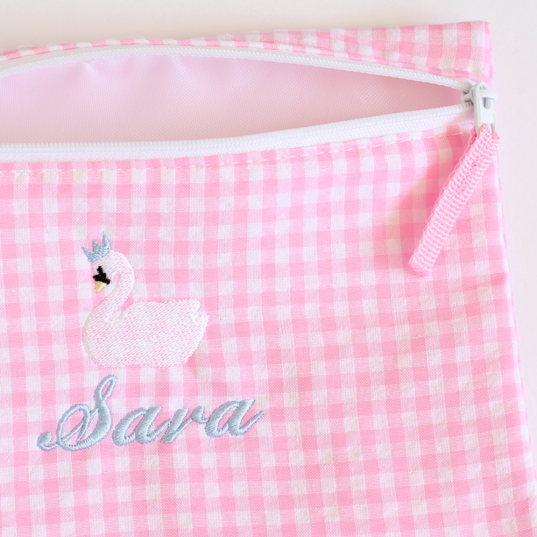 【選べるモチーフ+名入れ刺繍】フラットポーチpink gingham check