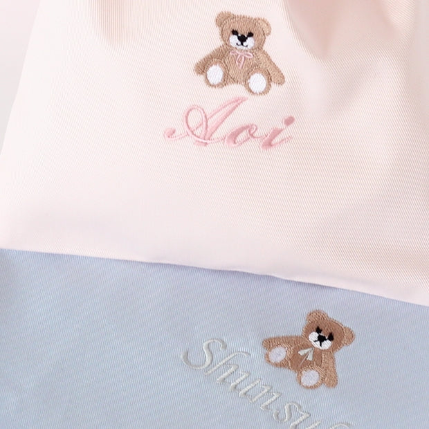 【くまちゃん+名入れ刺繍】巾着袋Mマチ付き（4色）